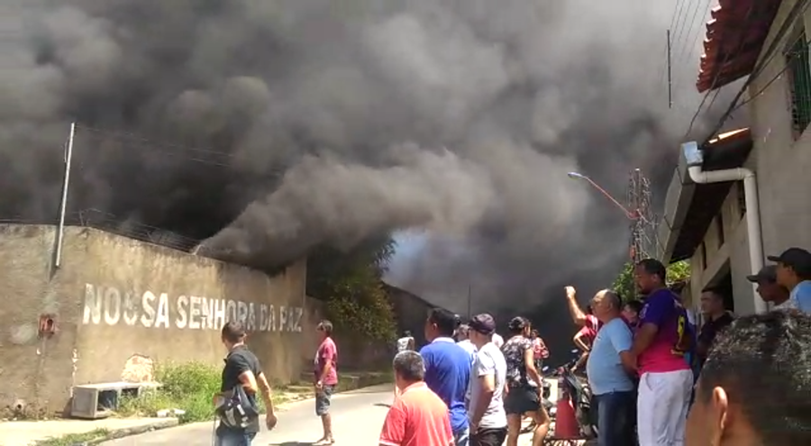 Incêndio de grandes proporções atingiu depósito de sucata no bairro Três Andares.