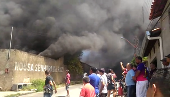 Incêndio de grandes proporções atingiu depósito de sucata no bairro Três Andares.