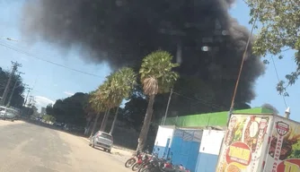 Incêndio de grandes proporções atinge fábrica de borracha no Distrito Industrial.