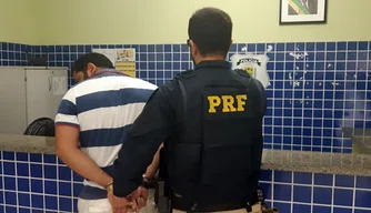 Homem preso pela PRF.