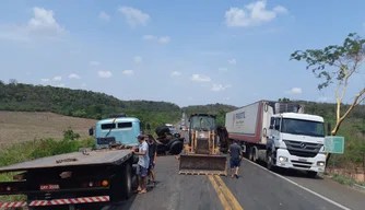 Caminhão com carga de couro de carneiro e sal tombou na BR 343, em Altos.