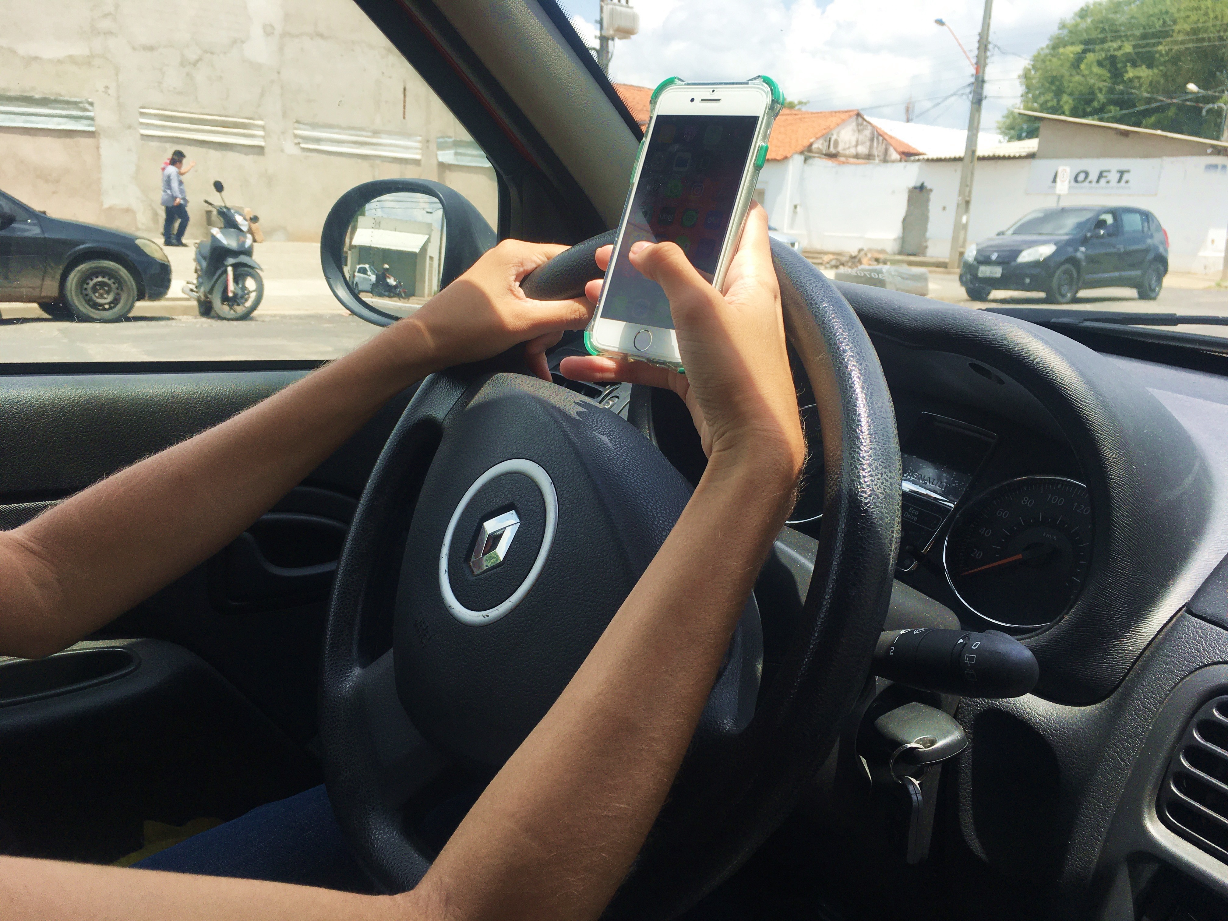 Aumenta para 36% o número de infrações no trânsito pelo uso de celular, segundo a Strans