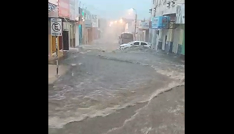 Fortes chuvas causam alagamentos em ruas de Floriano.