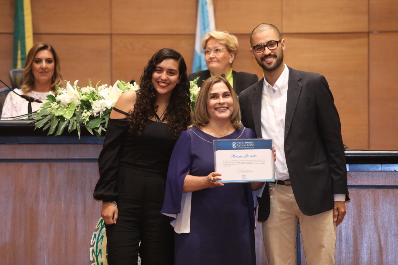 Promotora de Justiça do Piauí, Amparo Paz recebendo o prêmio dos filhos da juíza Patrícia Acioli