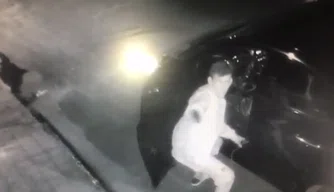 Câmeras de segurança registraram o momento em que criminosos roubam o carro de um motorista de aplicativo