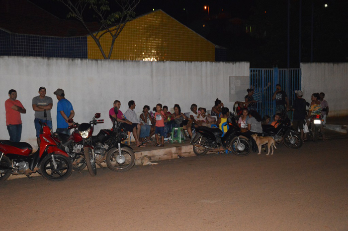 Na Creche Doroteia Cristo de Oliveira, pais passam a noite na fila.
