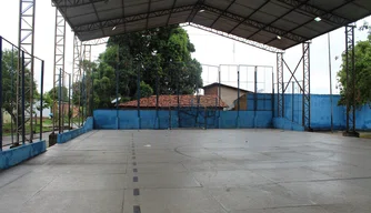 Quadra esportiva está abandonada no bairro Água Mineral