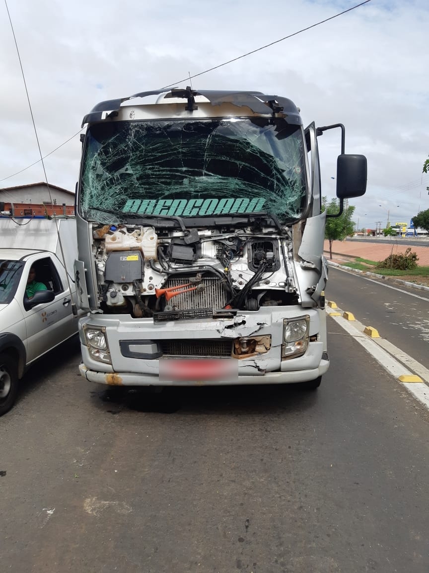 Caminhão envolvido no engavetamento na BR-316