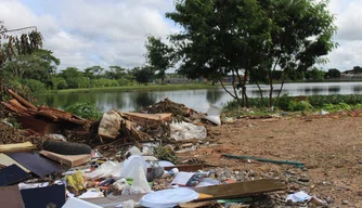 Moradores da Vila Mocambinho reclamam de lixo em lagoa