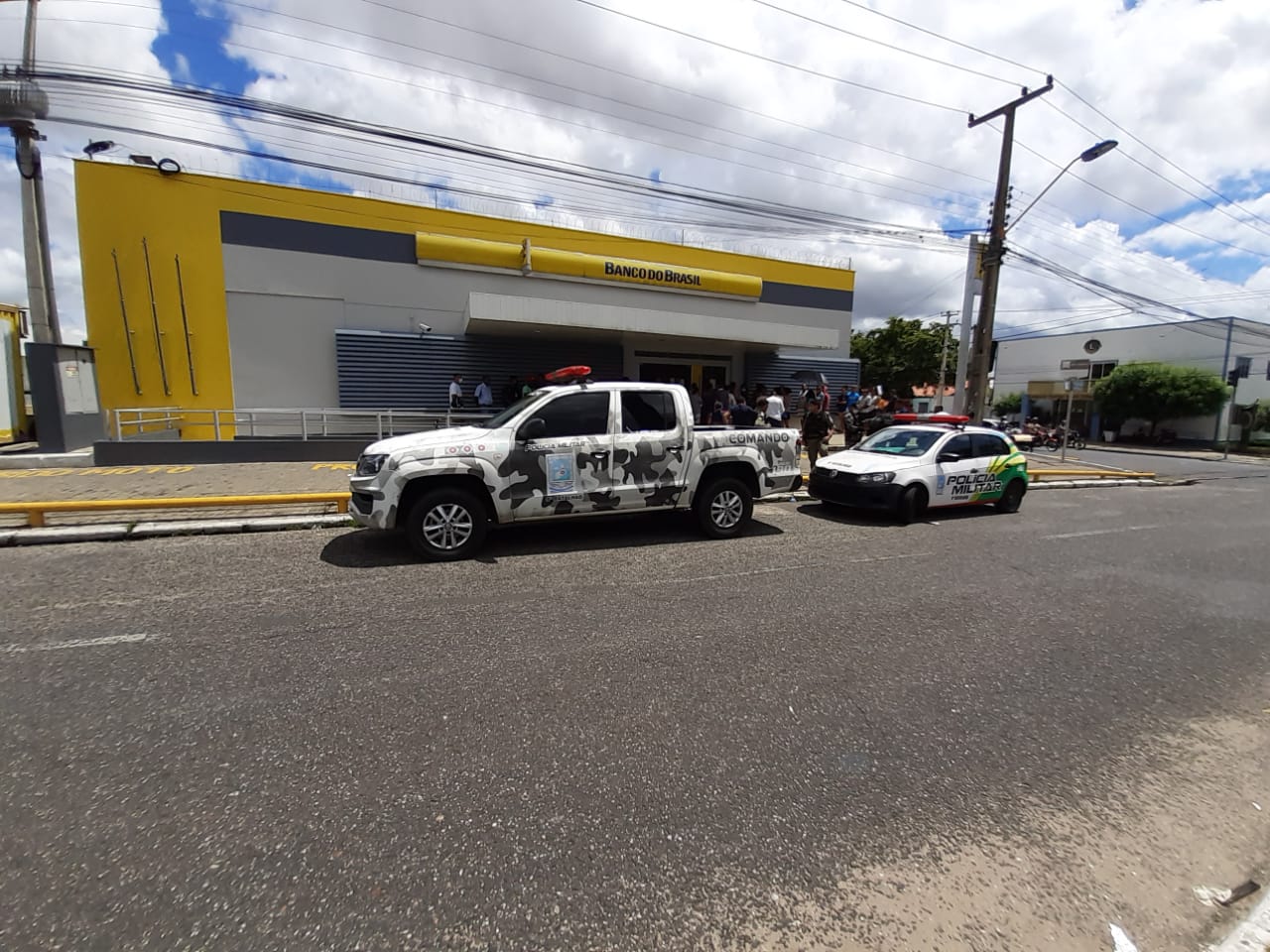 Policiais do 9º BPM estiveram no local após o crime.