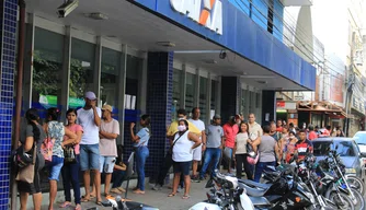 Aglomeração nas filas de bancos no Centro de Teresina