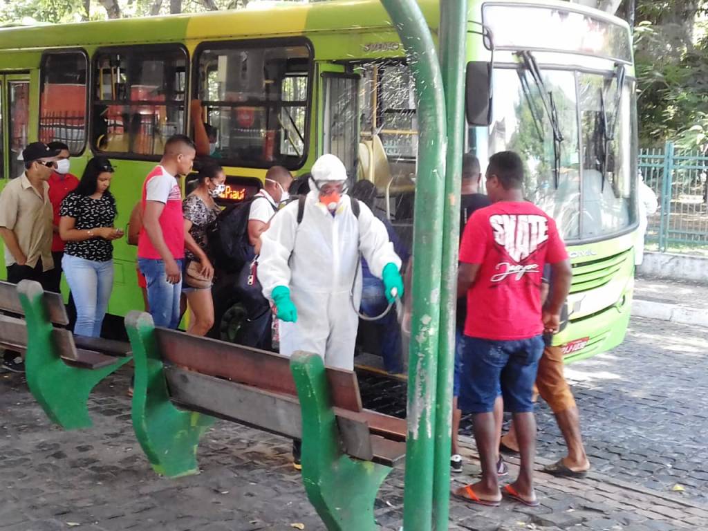 As equipes pulverizam as praças a cada três dias.