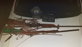 PM prende homem com armas de caça na cidade de Altos