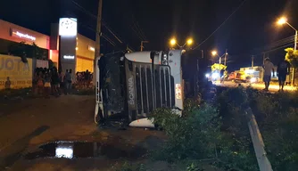 O caminhão tombou na BR-316, área do município de Picos.