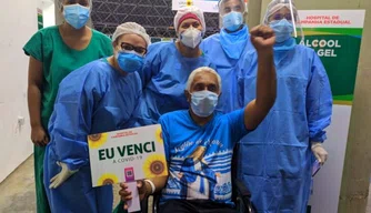 Dono de sorveteria presenteia equipe do Hospital de Campanha após alta