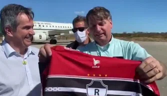 Ciro presenteia Bolsonaro com a camisa do River