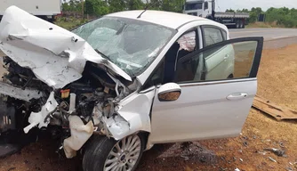 Carro destruído com a colisão, na BR 343, em Campo Maior-PI.