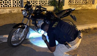 Condutor embriagado é preso dirigindo motocicleta roubada