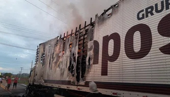 Caminhão pega fogo na BR 343, na cidade de Altos-PI.