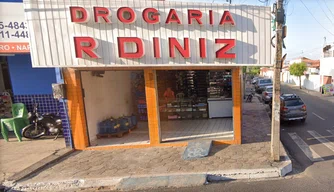 Drogaria R. Diniz, n o bairro Dirceu.