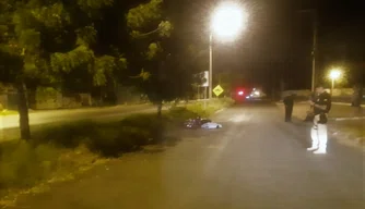 Homem morre após perder o controle e colidir com árvore em Picos
