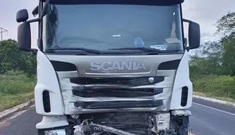 Caminhão destruído após a colisão.