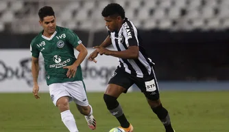 Goiás tenta vencer Botafogo para continuar na luta por permanência.