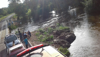 Jovem que caiu no rio continua desaparecido em Piripiri.