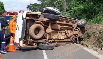 Homem fica preso às ferragens de caminhonete.