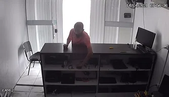 Câmeras de segurança flagra assalto em loja de informática em Picos