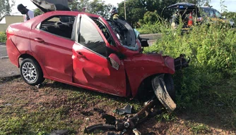 Carro de passeio destruído após colisão com carreta em Parnaíba.