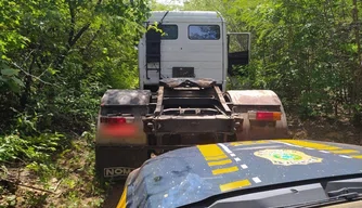 Veículo de carga furtado em mecânica na cidade de Picos.