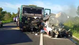 Colisão entre carro e carreta deixa uma pessoa morta