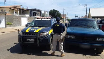 PRF recupera veículo furtado em Picos.