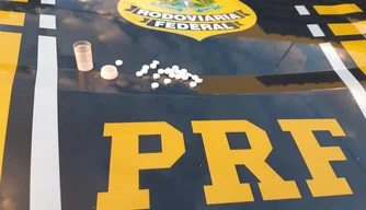 PRF autua caminhoneiro por portar anfetaminas