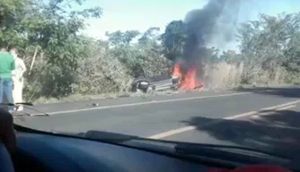Um dos veículos envolvido no acidente pegou fogo