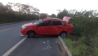 Motorista perde controle de veículo e capota