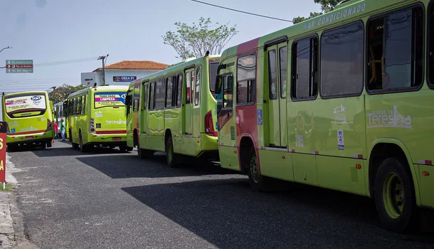 Motoristas e cobradores de ônibus de Teresina aprovam greve
