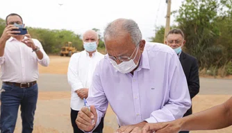 Dr. Pessoa assina ordem para pavimentação de estradas