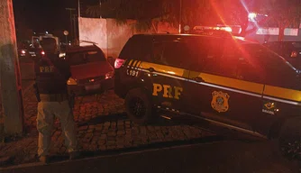 Carro apreendido durante abordagem da PRF.