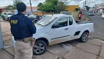 PRF recupera carro roubado em Teresina.