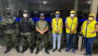 Equipes da Vigilância Sanitária municipal e Polícia Militar.