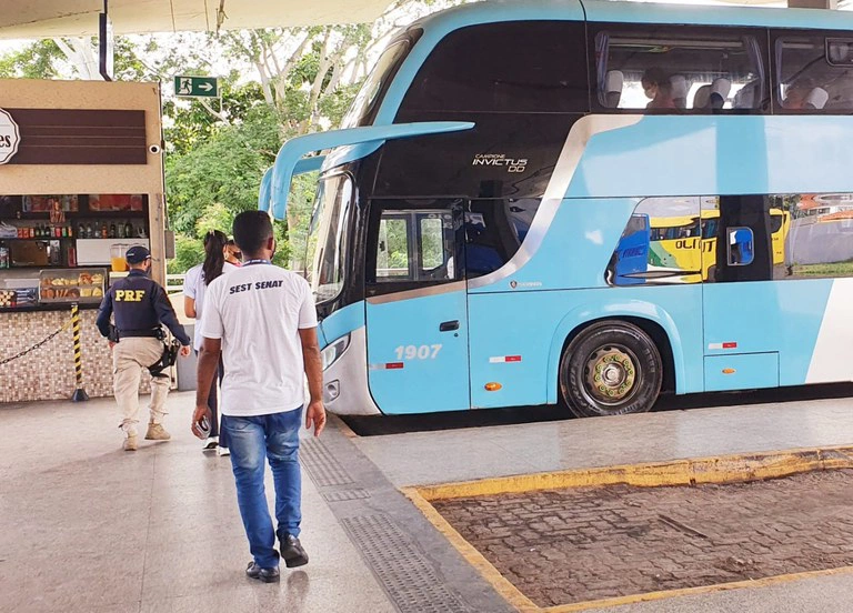 PRF realiza ação educativa na rodoviária de Teresina.