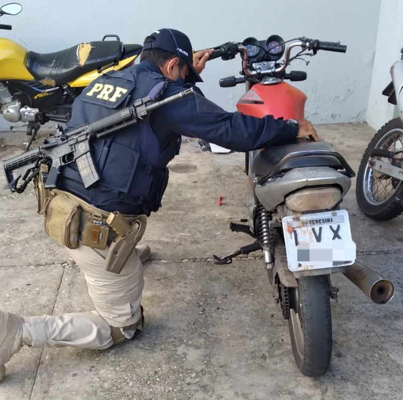 Homem é preso com motocicleta adulterada em Teresina.