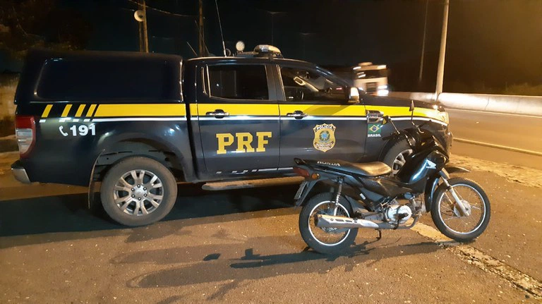 Motocicleta é recuperada pela PRF em Teresina.