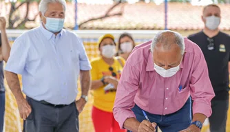 Dr. Pessoa assina ordem de serviço para ações na zona Leste de Teresina.