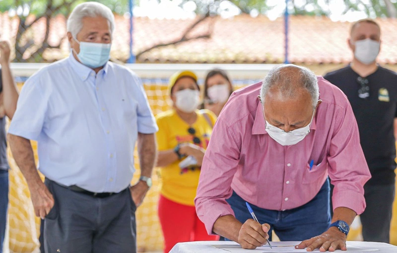 Dr. Pessoa assina ordem de serviço para ações na zona Leste de Teresina.