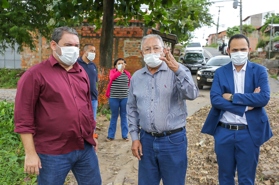 Dr. Pessoa e James Guerra visitam cratera que se formou no bairro Satélite