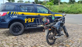 PRF apreendeu motocicleta com elementos identificadores adulterados em Teresina