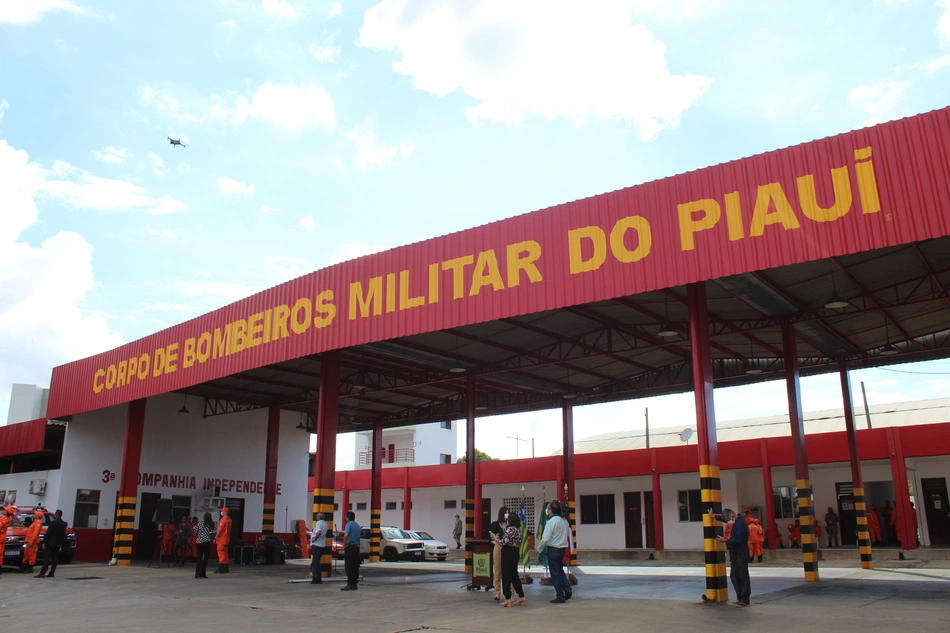 Solenidade de entrega de viaturas para corpo de bombeiros